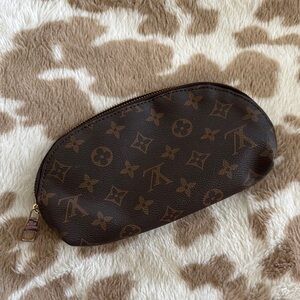 Inspired Elegant Brown Cosmetic Bag with Spacious Design